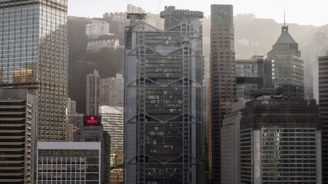 Des bâtiments commerciaux dont les sièges de HSBC (C) et de Standard Chartered Bank (centre R) à Hong Kong.