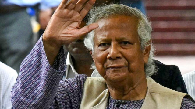 Muhammad Yunus, lauréat du prix Nobel et conseiller principal du nouveau gouvernement intérimaire du Bangladesh, salue le public après avoir déposé une gerbe au Mémorial national des martyrs à Dhaka, le 9 août 2024.