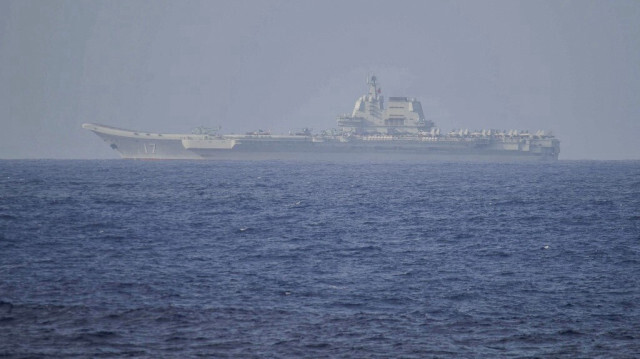 Le porte-avions chinois Shandong dans les eaux de l'océan Pacifique, à quelque 300 km (186 miles) au sud de la préfecture d'Okinawa.