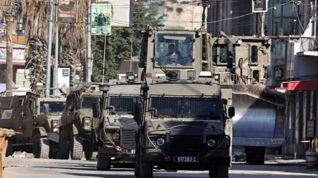 Des véhicules de l'armée israélienne dans les rues de Jénine lors d'un raid en Palestine occupée, le 25 septembre 2024.