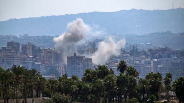 Un nuage de fumée apparaît lors de frappes aériennes israéliennes sur un village au sud de Tyr, dans le sud du Liban, le 25 septembre 2024.