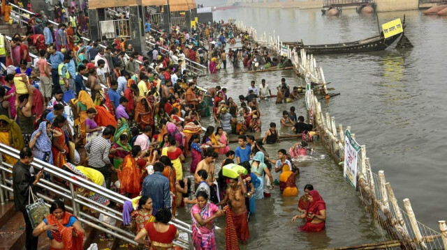 Ces noyades ont eu lieu mardi et mercredi dans quinze districts de l'État du Bihar à l'occasion du festival hindou du Jitiya Parv, pendant lequel les mères jeûnent pour assurer le bien-être de leurs enfants.