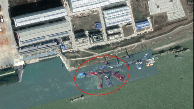 Les images capturées le 10 mars par Maxar Technologies montrent un sous-marin nucléaire chinois de classe Zhou, identifiable par sa queue en forme de X, amarré dans un port.