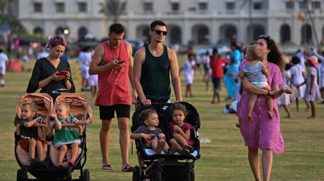 Des touristes visitent la promenade Galle Face Green à Colombo au Sri Lanka.