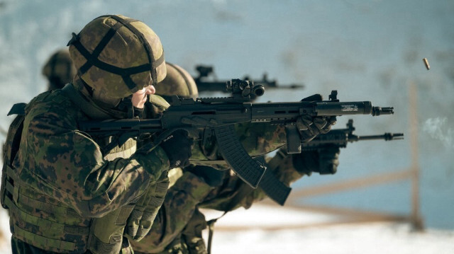 Des soldats du régiment Jaeger de la Garde de l'armée finlandaise devant un stand de tir lors d'une participation à un exercice militaire sur la base militaire de Santahamina à Helsinki, en Finlande, le 7 mars 2023. 