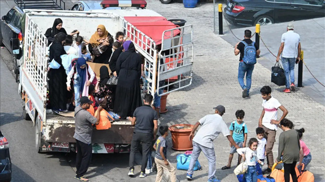 Beyrut ve kuzeye göç dalgası devam ederken Suriye'ye göç edenlerin de olduğu belirtiliyor.