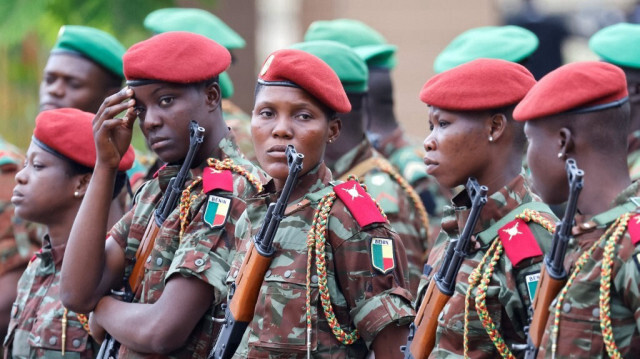 Des soldats de l'armée nationale béninoise attendent l'arrivée du président français au palais présidentiel de Cotonou, le 27 juillet 2022, lors de la visite officielle de Macron au Bénin. 