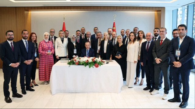 Le Président turc, Recep Tayyip Erdogan pose pour une photo avec des journalistes après avoir fait des déclarations à la Maison Turque lors de sa visite à New York, aux États-Unis, le 26 septembre 2024.