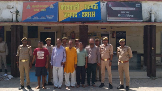 Cinq personnes arrêtées en lien avec le meurtre d'un étudiant dans son école à Hathras  en Inde le 23 septembre.