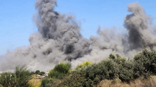 De la fumée s'élève au-dessus du site d'une frappe aérienne israélienne dans le sud du Liban, le 26 septembre 2024.