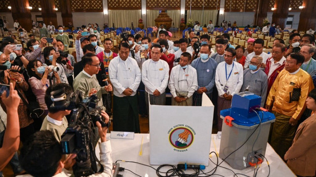 Des membres de la Commission électorale de l'Union du Myanmar (UEC) s'expriment lors d'une démonstration des machines à voter qui seront utilisées lors des futures élections, à Yangon, le 5 septembre 2023.