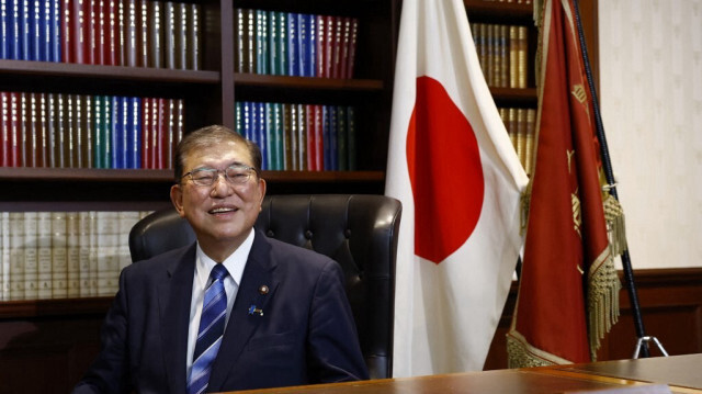 Shigeru Ishiba, le nouveau chef du parti au pouvoir au Japon, le Parti libéral démocrate (PLD), pose dans le bureau du chef du parti après l'élection du chef du PLD, à Tokyo, au Japon, le 27 septembre 2024.