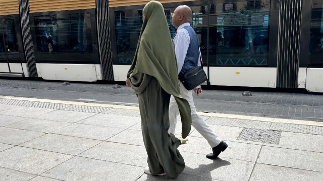 Une femme portant une abaya (à gauche) marche dans les rues de Marseille, dans le sud de la France, le 29 août 2023.