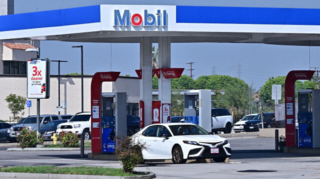 Des véhicules passent devant une station-service ExxonMobil le 23 septembre 2024 à Rosemead, en Californie. La Californie a annoncé lundi qu'elle poursuivait le géant pétrolier ExxonMobil pour une "campagne de tromperie de plusieurs décennies" sur le recyclage des plastiques, qui a aggravé une crise mondiale de la pollution. Dans une longue plainte déposée à San Francisco, le procureur général de l'État a déclaré que la société avait utilisé un "marketing habile" pour tromper les consommateurs en leur faisant croire que les plastiques à usage unique pouvaient être recyclés et qu'ils le seraient.