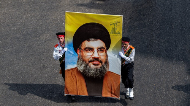 Des participants portent un portrait du chef du Hezbollah, Hassan Nasrallah, alors que les musulmans chiites prennent part à une cérémonie durant le pic de l'Achoura, à Beyrouth, le 17 juillet 2024.