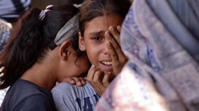 Des enfants réagissent à la suite d'une frappe israélienne sur une école abritant des Palestiniens déplacés à Falluja, près du camp de réfugiés de Jabalia, dans le nord de la bande de Gaza, le 26 septembre 2024, dans le cadre de la guerre entre Israël et le groupe militant du Hamas.