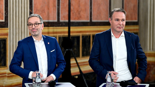 Le président et principal candidat du Parti de la liberté d'Autriche (FPOe), Herbert Kickl (à droite), et le président et principal candidat du Parti social-démocrate (SPOe), Andreas Babler, assistent à une émission télévisée organisée par le radiodiffuseur public autrichien ORF après les premiers sondages de sortie des urnes à Vienne, en Autriche, le 29 septembre 2024, à la suite des élections générales autrichiennes. L'extrême droite autrichienne a devancé les conservateurs au pouvoir lors du scrutin national de dimanche, selon les projections publiées par le radiodiffuseur public ORF, ce qui lui permet de remporter une victoire historique.