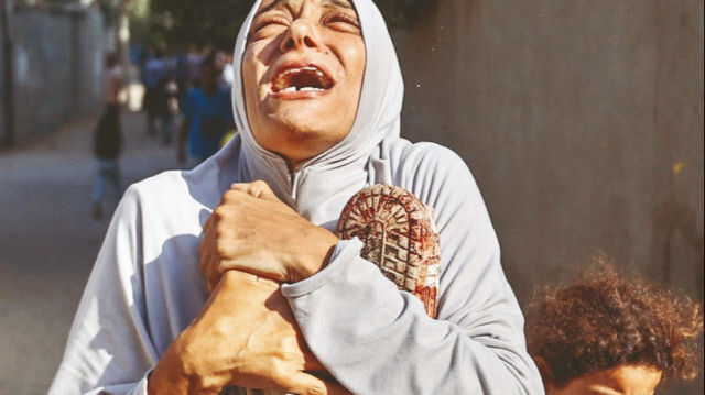 Gazze'de bir anne öldürülen eşinin kanlı ayakkabılarına sarılıp saatlerce gözyaşı döktü.