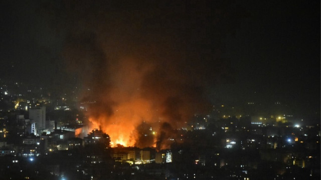 Des volutes de fumée s'échappent du site d'une frappe aérienne israélienne qui a visé un quartier de la banlieue sud de Beyrouth, le 28 septembre 2024.