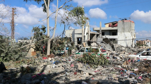 Des ambulances transportant les corps des travailleurs de la défense civile affiliés à l'association des scouts al-Rissala, tués lors d'une frappe israélienne, circulent au milieu des destructions dans la ville de Tayr Dibba, dans le sud du Liban, le 29 septembre 2024.