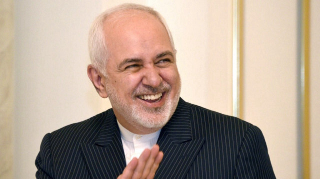 Le vice-président chargé des Affaires stratégiques de l'Iran, Mohammad Javad Zarif fait un geste lors de sa rencontre avec le Premier ministre arménien par intérim à Erevan, le 26 mai 2021.