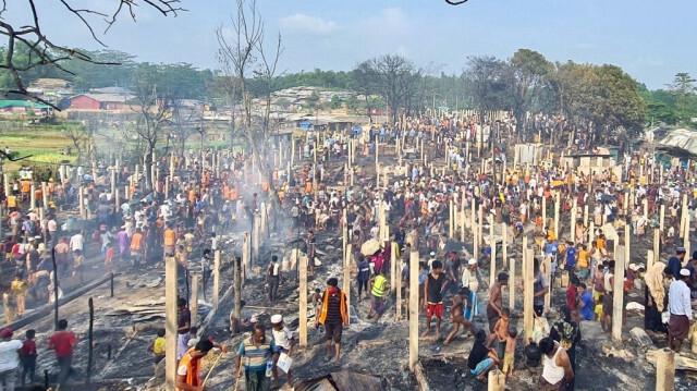 Des réfugiés rohingyas regardent les débris de leurs maisons calcinées par un incendie dans le camp d'Ukhia à Cox's Bazar, le 1er juin 2024.