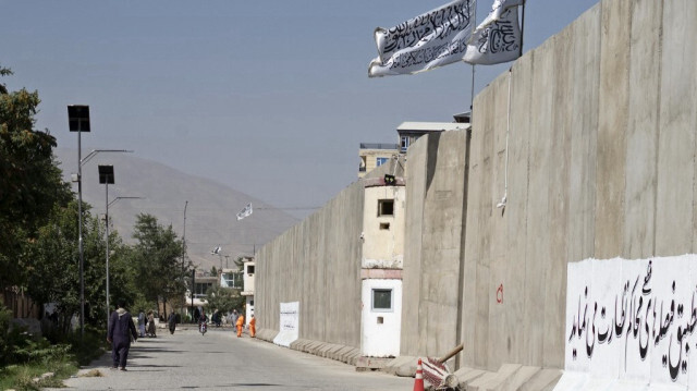 Des hommes afghans marchent près du site, un jour après qu'un kamikaze a déclenché des explosifs devant la Direction générale pour la surveillance et le suivi des décrets et directives, à Kaboul, le 3 septembre 2024. 