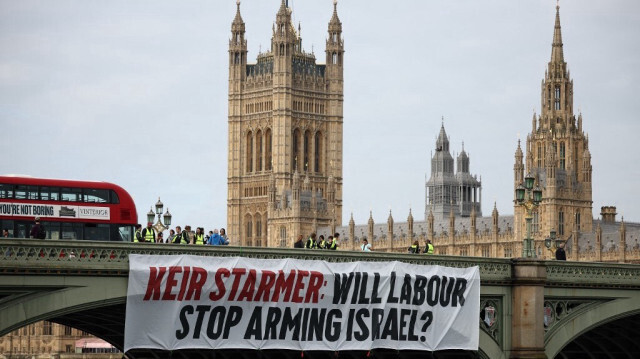 Une banderole affichant "Keir Starmer: Les travaillistes vont-ils cesser d'armer Israël ?" est accrochée sur le pont de Westminster, devant le Palais de Westminster, à Londres, le 3 juin 2024.