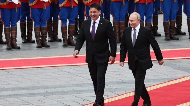 Le président de Mongolie, Ukhnaagiin Khürelsükh et son homologue russe, Vladimir Poutine lors d'une cérémonie officielle de bienvenue à Oulan-Bator, le 3 septembre 2024. 