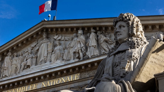 L'article 24 de la Constitution française dispose que le Parlement "vote la loi, contrôle l'action du gouvernement et évalue les politiques publiques''. Ceci est valable même pour un gouvernement démissionnaire.