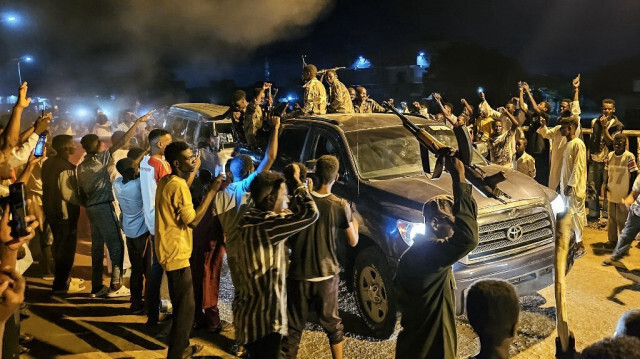 Des personnes fêtent dans une rue de Gadaref le 28 septembre 2024, suite à des informations faisant état d'avancées de l'armée soudanaise.