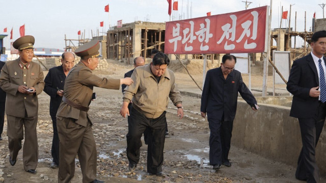 Le dirigeant nord-coréen Kim Jong Un (C) inspectant les projets de réhabilitation dans les zones touchées par les inondations dans la province de Pyongan du Nord, le 30 septembre 2024.