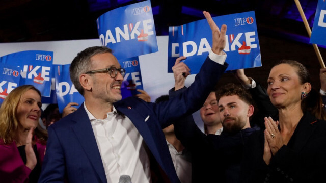 Herbert Kickl, leader et candidat principal du Parti de la liberté d'Autriche (FPÖ), est fêté par ses partisans après l'annonce des résultats des sondages de sortie des urnes au restaurant Stiegl-Ambulanz à Vienne, en Autriche, le 29 septembre 2024, lors des élections générales autrichiennes.