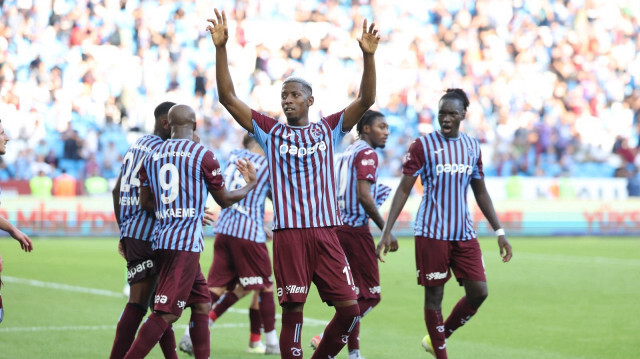 Les joueurs de Trabzonspor célèbrent leur victoire suite au match comptant pour la 7e journée de Süper Lig contre Konyaspor, à Trabzon, le 29 septembre 2024.