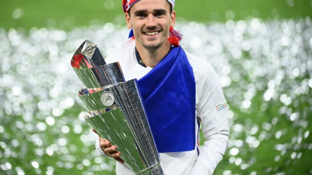 L'attaquant français Antoine Griezmann avec le trophée de la Ligue des Nations remporté contre l'Espagne par la France au stade San Siro à Milan, le 10 octobre 2021.