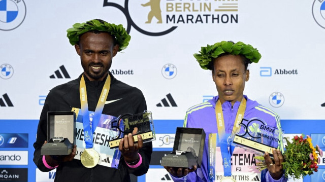 Les coureurs éthiopiens Milkesa Mengesha (à gauche) et Tigist Ketema sur le podium après la 50e édition du Marathon de Berlin, le 29 septembre 2024.