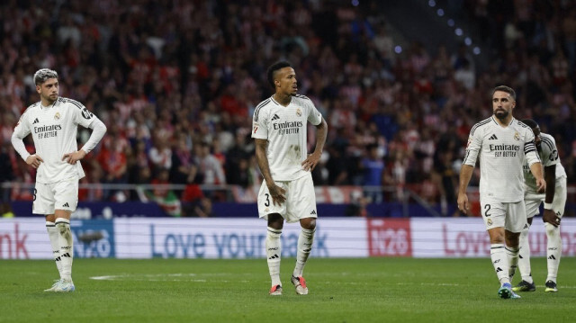 Le défenseur brésilien du Real Madrid, Eder Militao (C), lors du match entre l'Atlético de Madrid et le Real Madrid au stade Metropolitano à Madrid, le 29 septembre 2024.