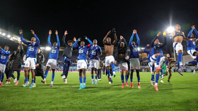 Les joueurs de Strasbourg célèbrent leur victoire à la fin du match de football de Ligue 1 entre le RC Strasbourg et Marseille (OM) au Stade de la Meinau à Strasbourg, le 29 septembre 2024.  