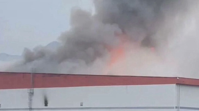 Des images diffusées sur les réseaux sociaux chinois montrent une partie d'un bâtiment industriel de CATL en flammes, avec une épaisse fumée grise s'élevant dans le ciel, le 29 septembre 2024.