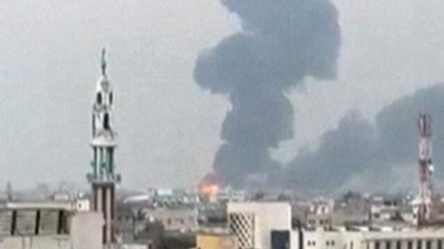 Une image extraite d'une vidéo UGC montre de la fumée s'élevant au-dessus de la ville portuaire de Hodeida au Yémen, le 29 septembre 2024.