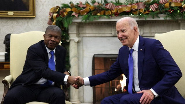 Le président Joe Biden rencontre son homologue angolais Joao Lourenco dans le bureau ovale de la Maison Blanche le 30 novembre 2023 à Washington, DC.