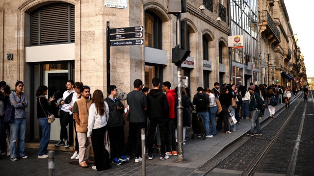 Des étudiants français font la queue dans l'attente d'une distribution alimentaire organisée par l'association Linkee dans le centre de Bordeaux, dans le sud-ouest de la France, le 24 septembre 2024.
