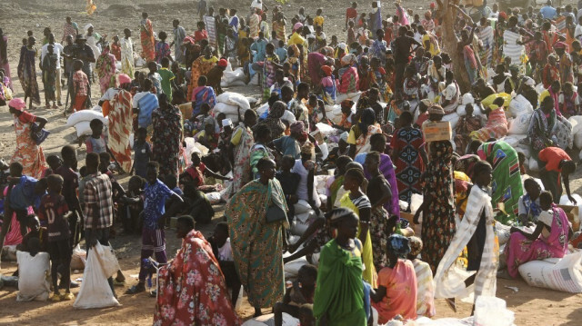 Des femmes déplacées attendent au centre de distribution de nourriture alors qu'elles reçoivent leurs rations alimentaires mensuelles distribuées par le Programme alimentaire mondial à Bentiu, au Sudan su Sud, le 6 février 2023.