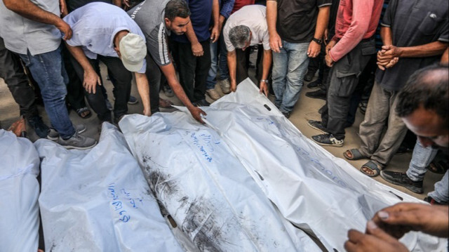 Les corps des Palestiniens qui ont perdu la vie lors des attaques de l'armée israélienne sont amenés à l'hôpital Nasser de Khan Younès dans la Bande de Gaza, le 30 septembre 2024.