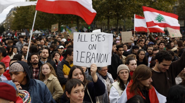 Des manifestants participent à un rassemblement de soutien au peuple libanais alors que les attaques israéliennes intenses dans l'est et le sud du Liban, ainsi que dans le sud de Beyrouth, ont tué des centaines de personnes et forcé de nombreuses personnes à fuir leur domicile, place de la République, à Paris, le 29 septembre 2024.