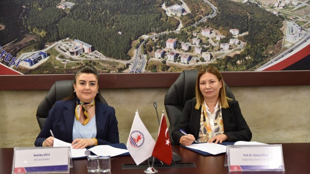 La rectrice de l'université de Samsun, la professeure Dr. Fatma Aydın à droite, et la secrétaire générale de l'agence de développement de la Mer noire, Mehlika Dicle, à Samsun, le 30 septembre 2024.