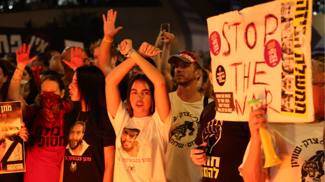 Des manifestants scandent des slogans et brandissent des drapeaux nationaux lors d'une manifestation anti-gouvernementale à Tel Aviv, le 3 septembre 2024.