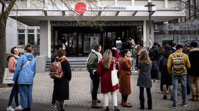 La FAGE tire également la sonnette d'alarme sur l'insuffisance des bourses étudiantes, pointant que 74 % des bénéficiaires des AGORAé ne perçoivent aucune aide financière de l'État. 