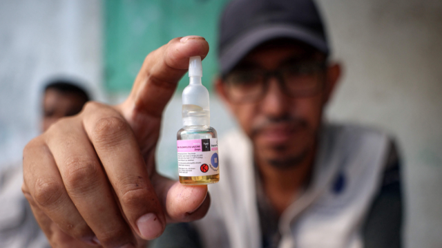 Un travailleur de la santé tient un flacon de vaccin contre la polio administré à des enfants à Deir el-Balah, dans le centre de la bande de Gaza, le 4 septembre 2024.