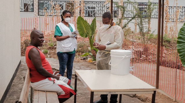 Des travailleurs de la santé se tiennent à l'intérieur du centre de traitement Mpox de l'hôpital universitaire de Kamenge à Bujumbura le 22 août 2024. 